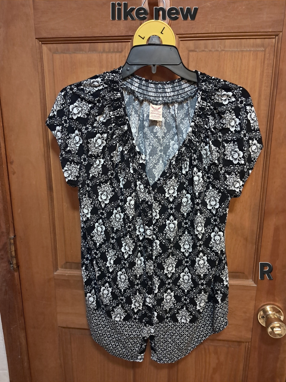 Faded Glory Black and White Floral Ruffle V-Neck Top